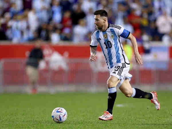 Lionel Messi dribbling past an opponent during a football match